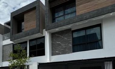 For sale 3 bedrooms townhouse in Watthana, Bangkok