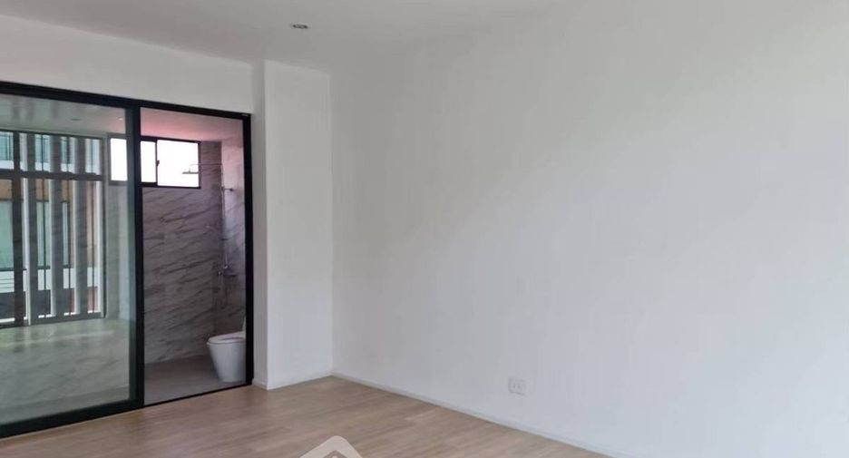 For sale 3 bedrooms townhouse in Saphan Sung, Bangkok