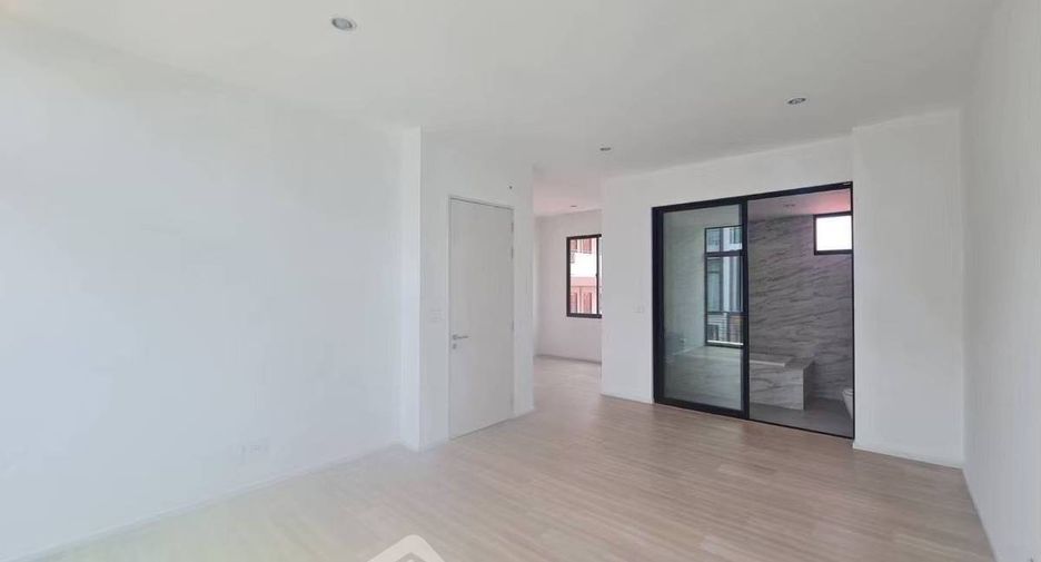For sale 3 bedrooms townhouse in Saphan Sung, Bangkok