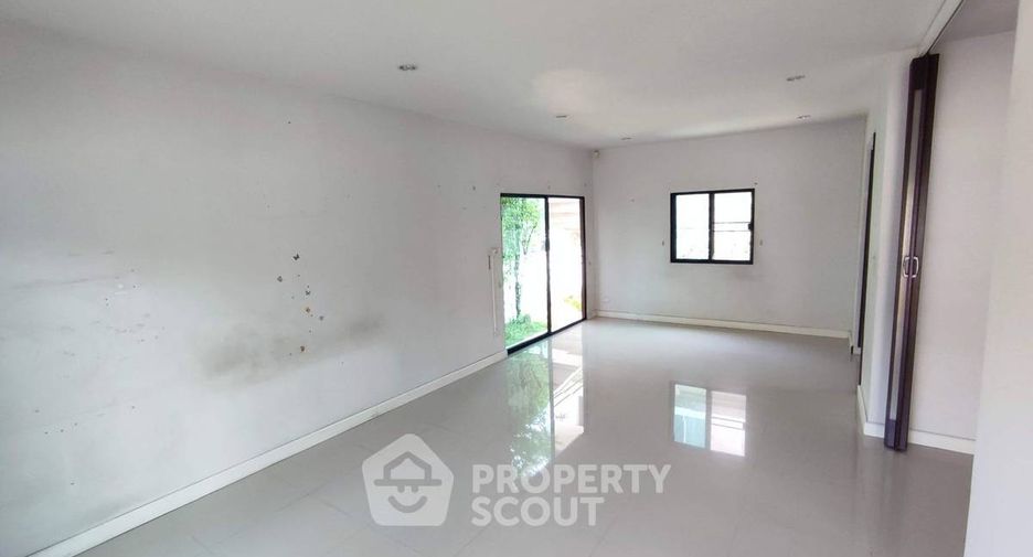 For sale 3 bedrooms house in Lat Krabang, Bangkok
