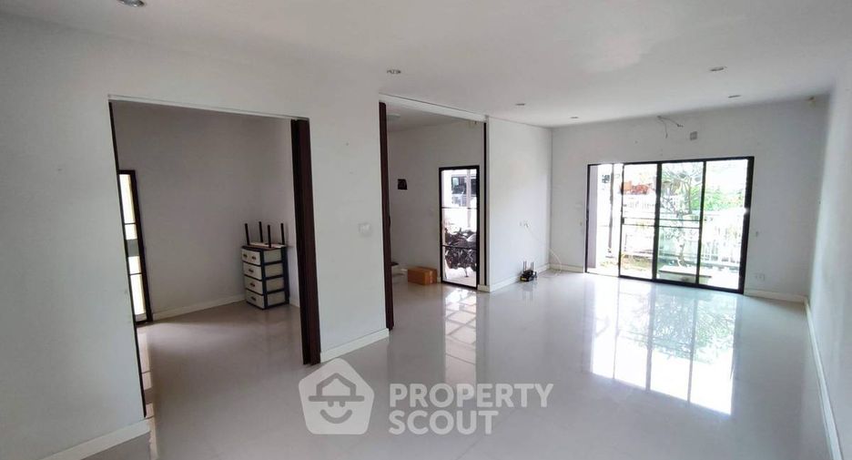 For sale 3 bedrooms house in Lat Krabang, Bangkok