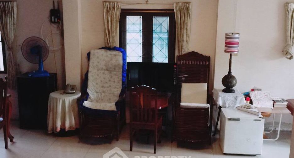 For sale 5 bedrooms townhouse in Chatuchak, Bangkok