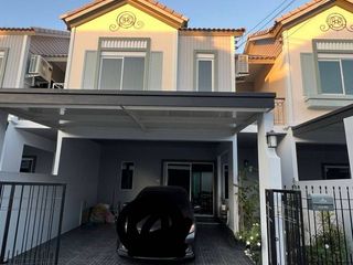 À vendre 3 chambres maison de ville à Mueang Chon Buri, Chonburi