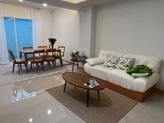À vendre 3 chambres maison de ville à Mueang Chon Buri, Chonburi