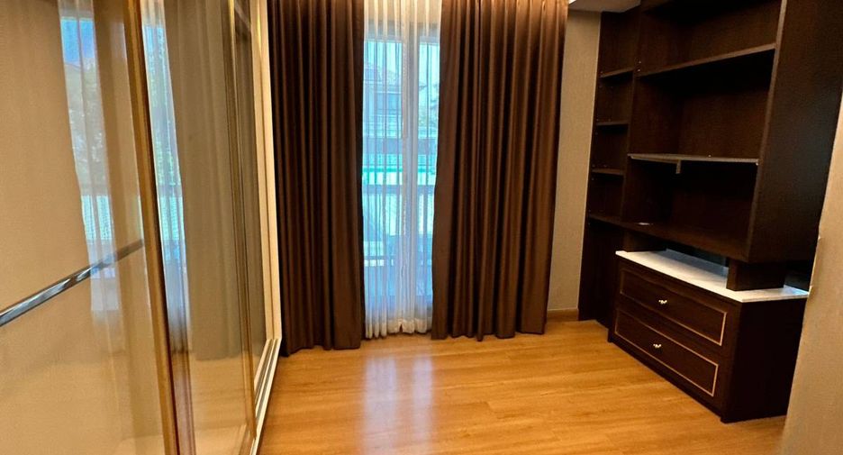 For sale 5 bedrooms house in Don Mueang, Bangkok