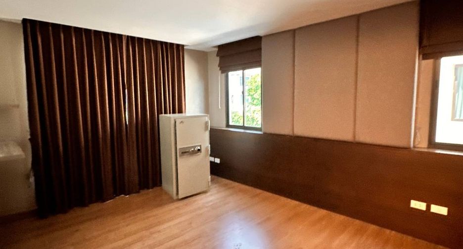 For sale 5 bedrooms house in Don Mueang, Bangkok