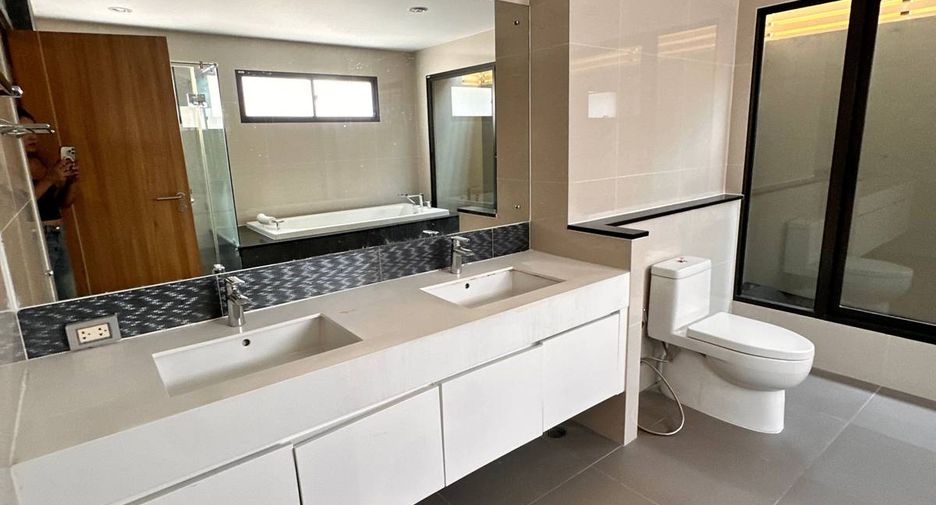 For sale 5 bedrooms house in Don Mueang, Bangkok