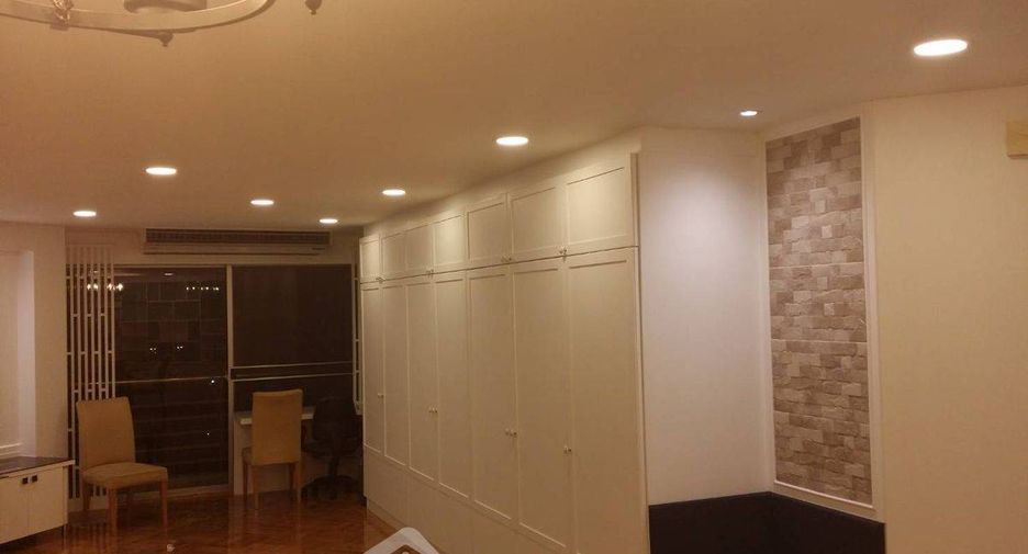For sale 3 bedrooms condo in Yan Nawa, Bangkok