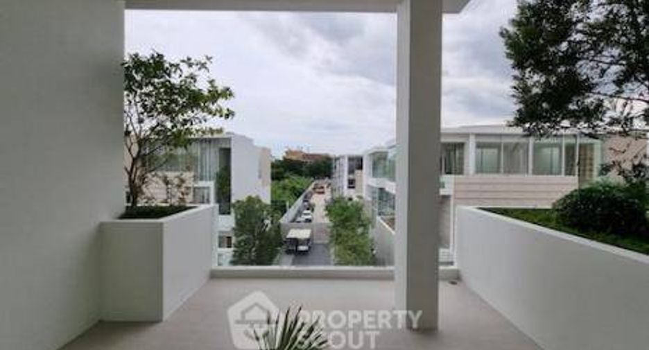 For sale 4 bedrooms house in Wang Thonglang, Bangkok