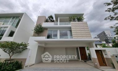 For sale 4 bedrooms house in Wang Thonglang, Bangkok