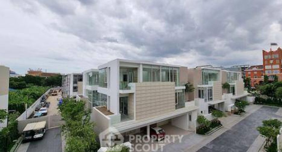 For sale 4 bedrooms house in Wang Thonglang, Bangkok