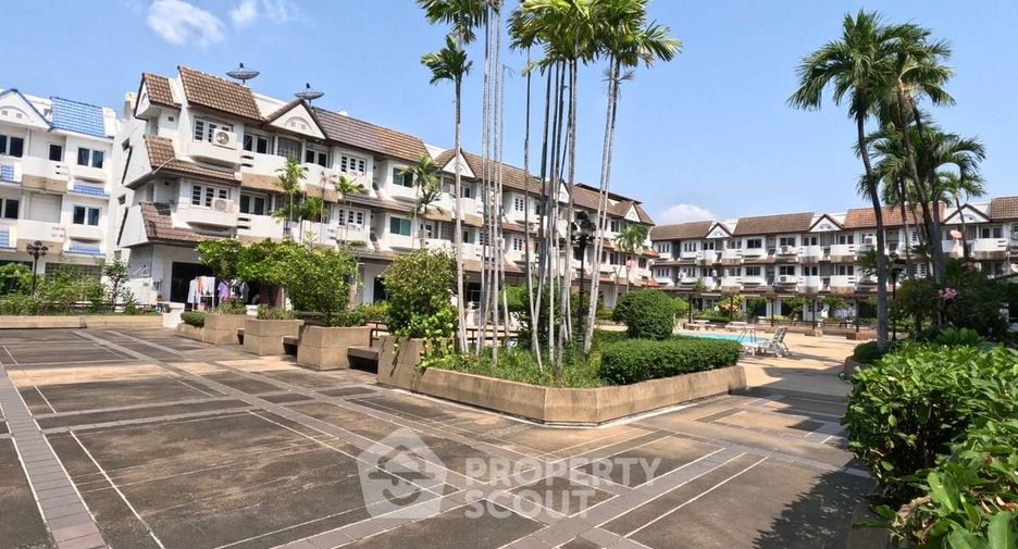 For sale 4 bedrooms townhouse in Khlong Toei, Bangkok