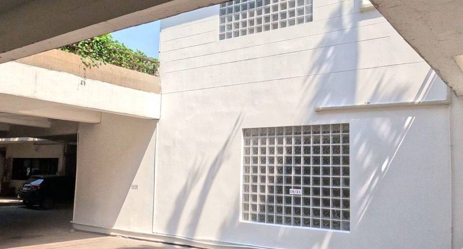 For sale 4 bedrooms townhouse in Khlong Toei, Bangkok