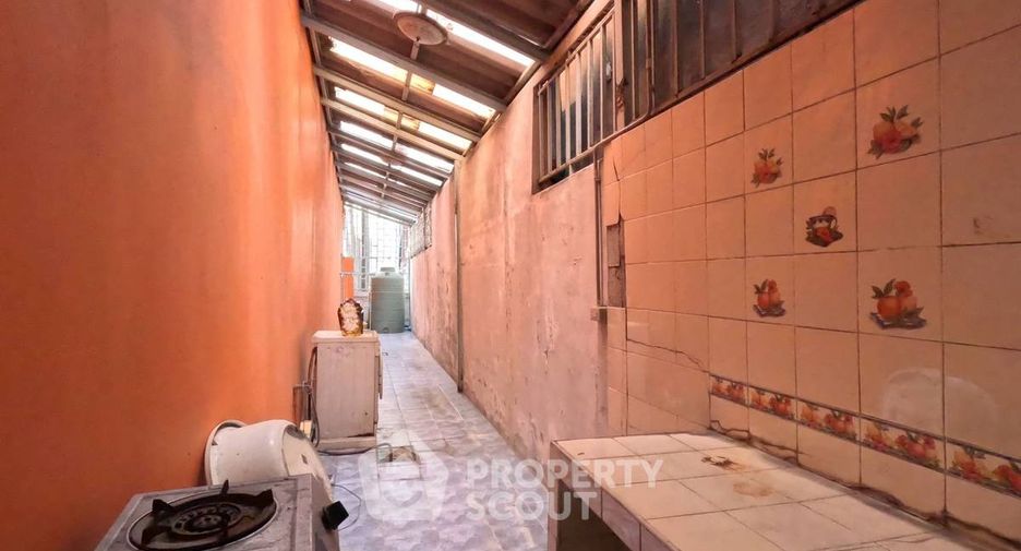 For sale 4 bedrooms townhouse in Khlong Toei, Bangkok