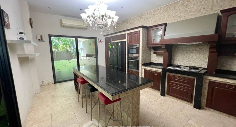 For sale 4 bedrooms house in Bang Kapi, Bangkok