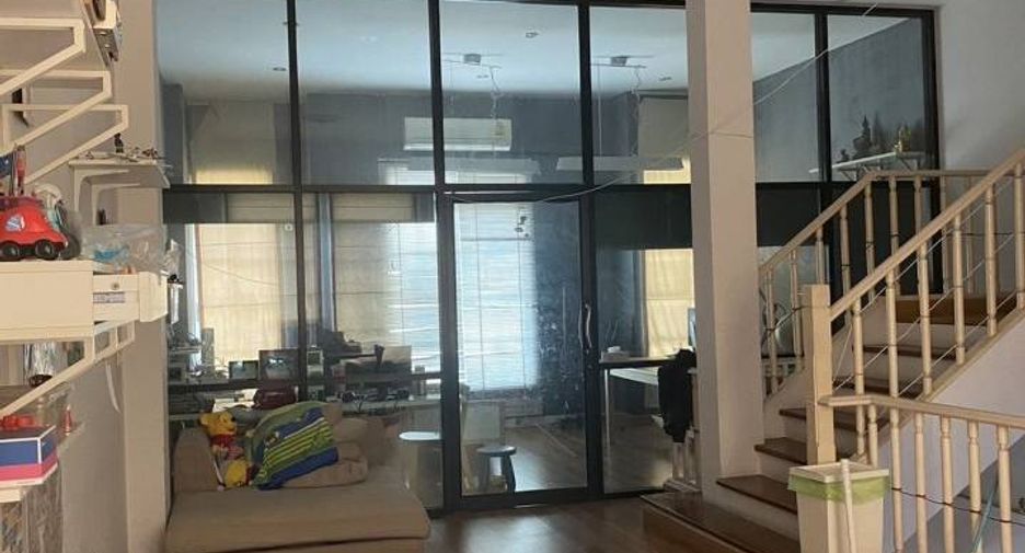 For sale 4 bedrooms townhouse in Wang Thonglang, Bangkok