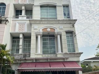For sale 4 bedrooms townhouse in Wang Thonglang, Bangkok