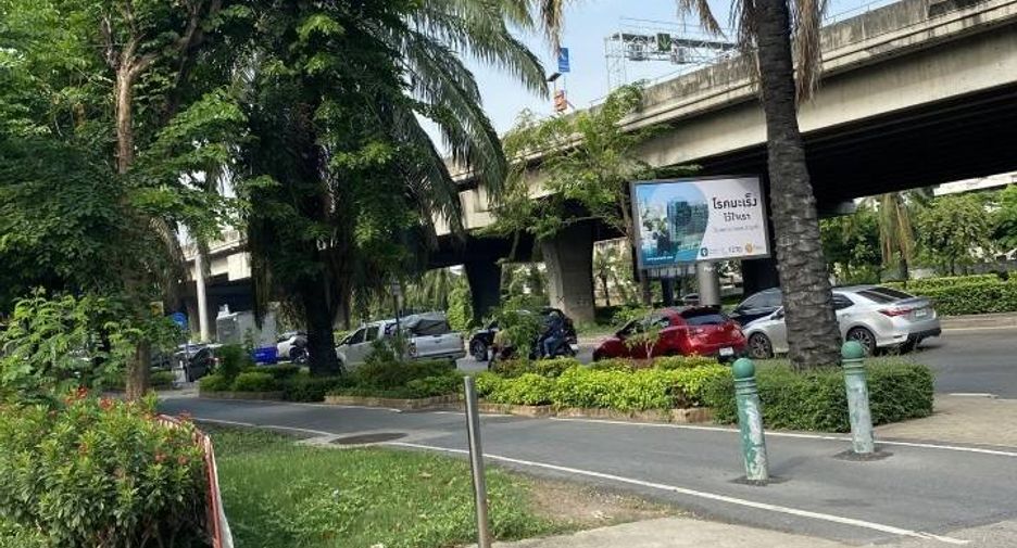For sale 4 bedrooms townhouse in Wang Thonglang, Bangkok