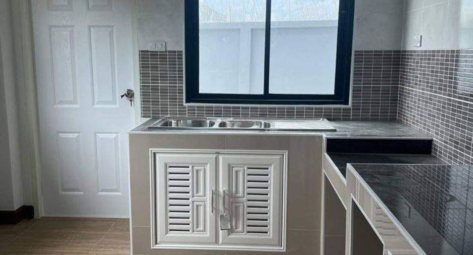 Casa en venta de 4 habitaciones en Si Racha, Chonburi