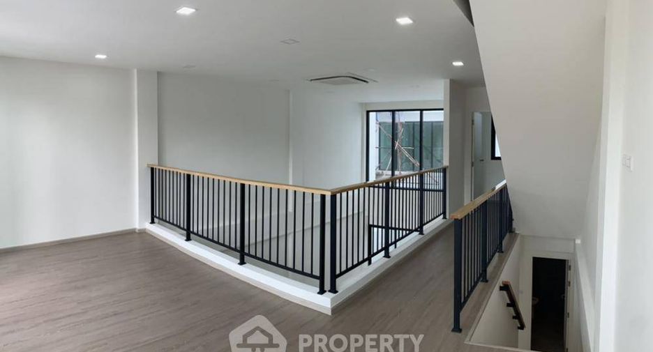For sale 3 bedrooms townhouse in Bangkok Noi, Bangkok