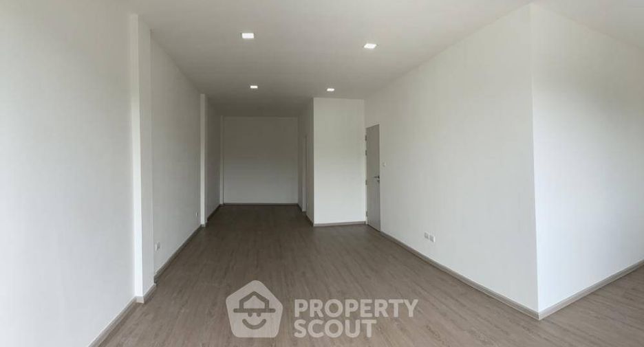For sale 3 bedrooms townhouse in Bangkok Noi, Bangkok