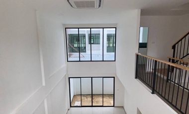 À vendre 3 chambres maison de ville à Bangkok Noi, Bangkok