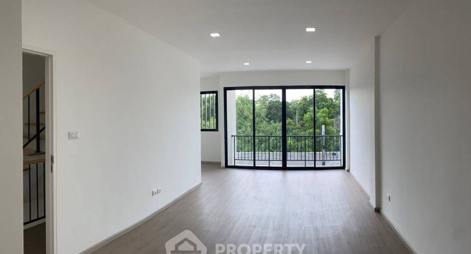 For sale 3 bedrooms townhouse in Bangkok Noi, Bangkok