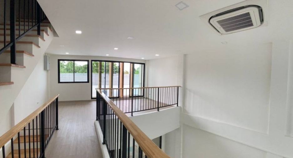 For sale 3 bedrooms townhouse in Bangkok Noi, Bangkok