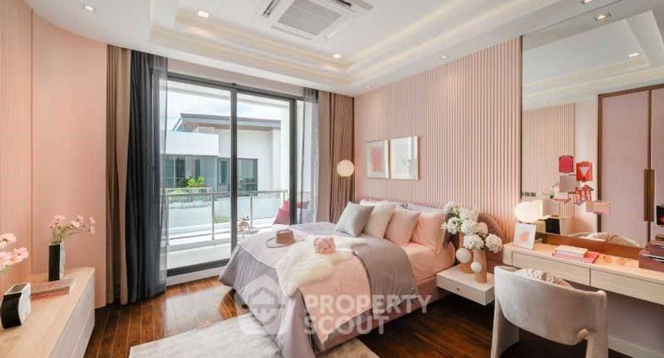 For sale 4 bedrooms house in Bang Kapi, Bangkok