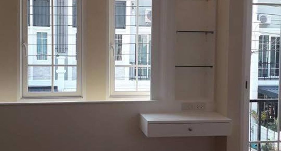 Casa adosada en venta de 4 habitaciones en Bueng Kum, Bangkok