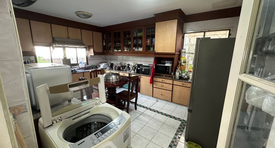 For sale 3 bedrooms house in Bang Khun Thian, Bangkok