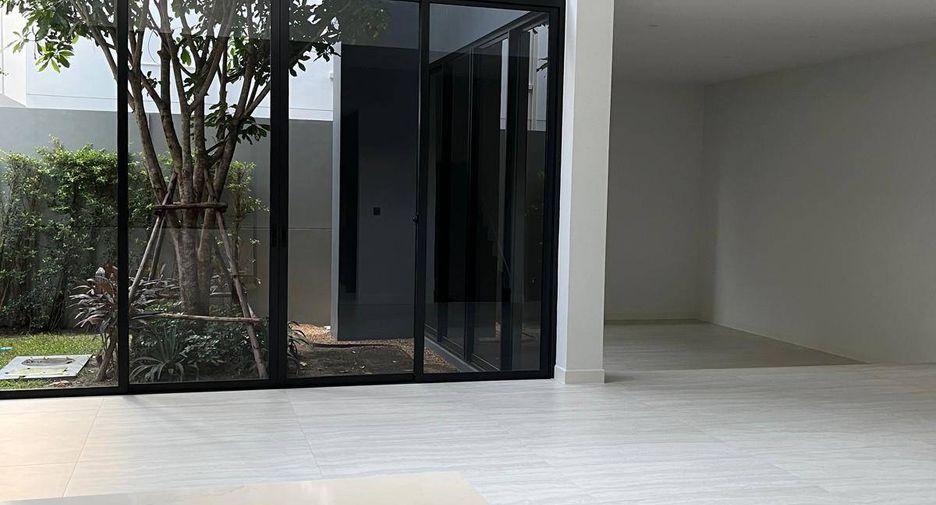 For sale 3 bedrooms house in Bang Kapi, Bangkok
