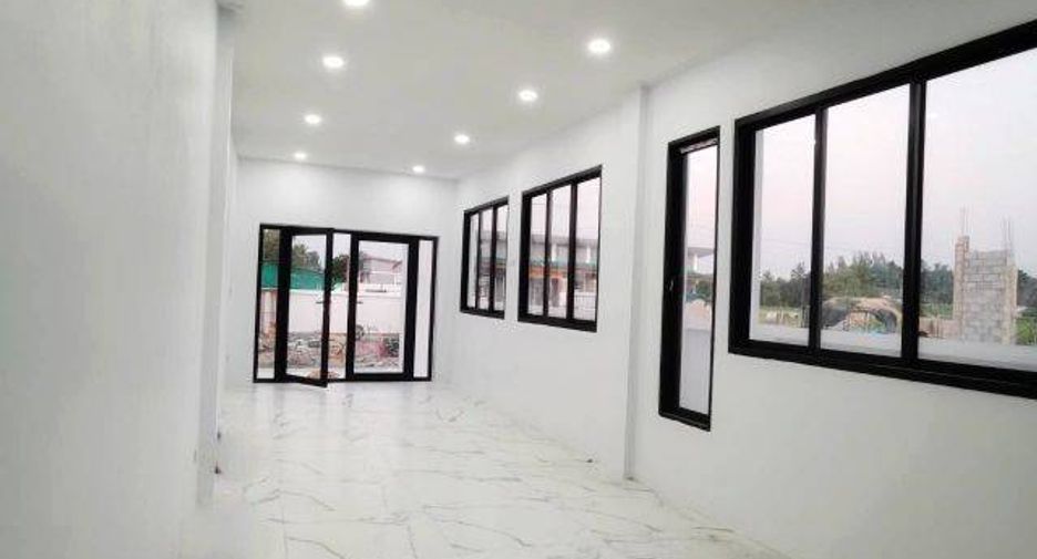 For sale 4 bedrooms townhouse in Ban Bueng, Chonburi