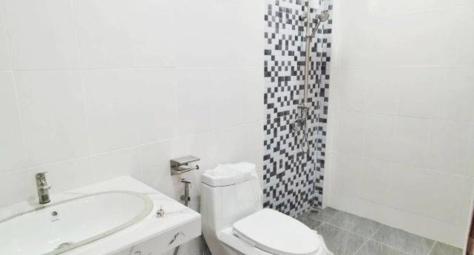 For sale 4 bedrooms townhouse in Ban Bueng, Chonburi