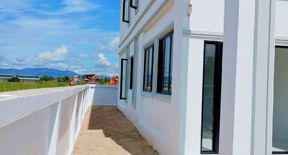 For sale 4 bedrooms townhouse in Ban Bueng, Chonburi