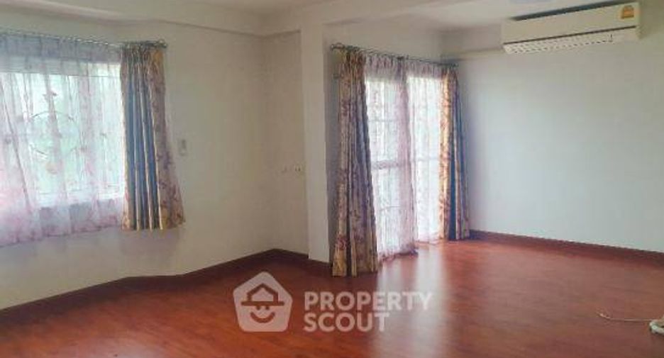 Casa adosada en venta de 3 habitaciones en Don Mueang, Bangkok