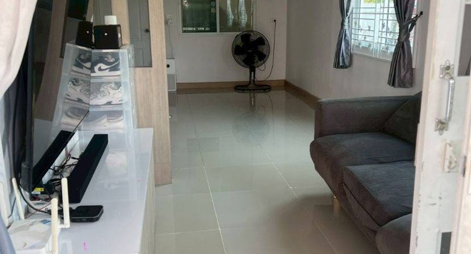 À vendre 3 chambres maison de ville à Mueang Chon Buri, Chonburi