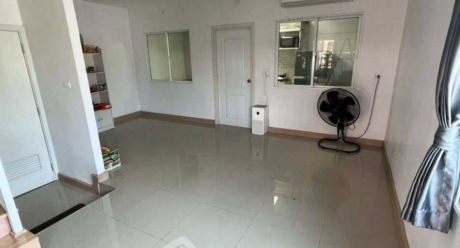 À vendre 3 chambres maison de ville à Mueang Chon Buri, Chonburi