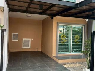 À vendre 3 chambres maison de ville à Mueang Chon Buri, Chonburi
