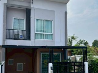 À vendre 3 chambres maison de ville à Mueang Chon Buri, Chonburi