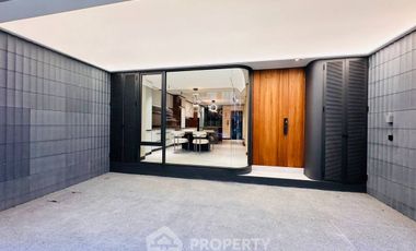 Casa adosada en venta de 4 habitaciones en Watthana, Bangkok