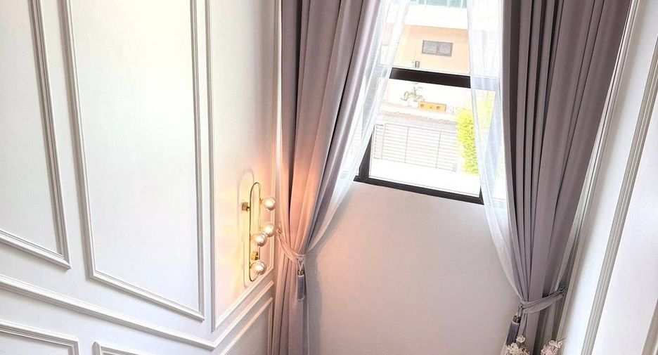 For sale 4 bedrooms house in Wang Thonglang, Bangkok