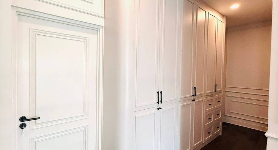 For sale 4 bedrooms house in Wang Thonglang, Bangkok