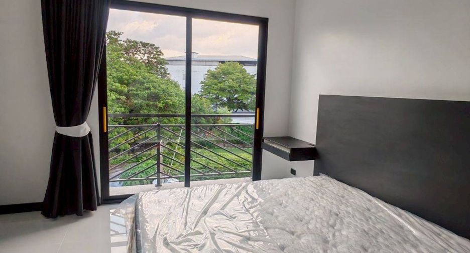 For sale 5 bedrooms townhouse in Wang Thonglang, Bangkok