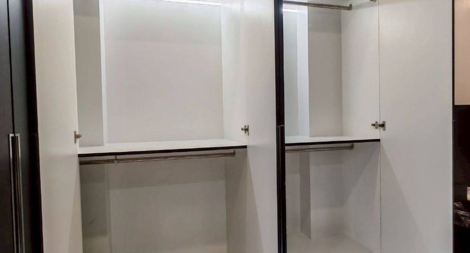 For sale 5 bedrooms townhouse in Wang Thonglang, Bangkok