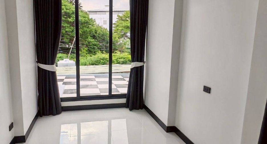 For sale 5 bedrooms townhouse in Wang Thonglang, Bangkok