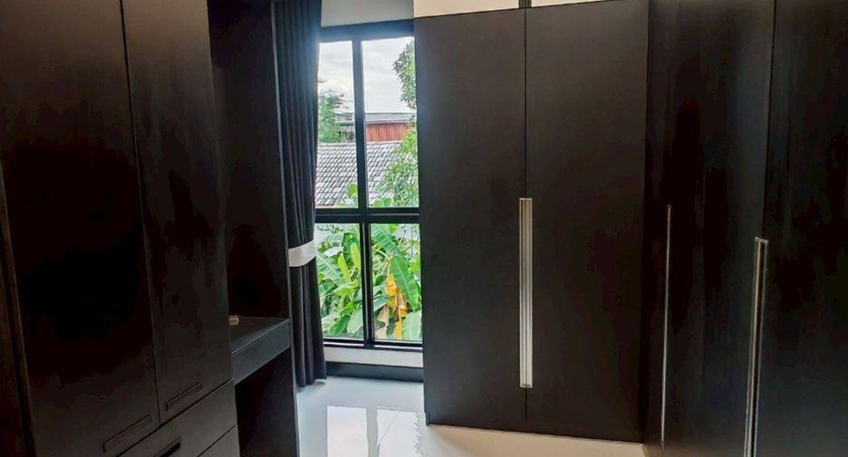 For sale 5 bedrooms townhouse in Wang Thonglang, Bangkok