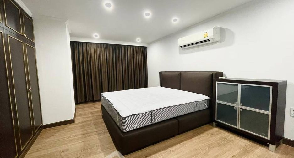 For sale 3 bedrooms condo in Khlong Toei, Bangkok