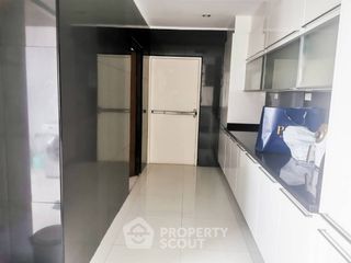 For sale 3 bedrooms condo in Watthana, Bangkok