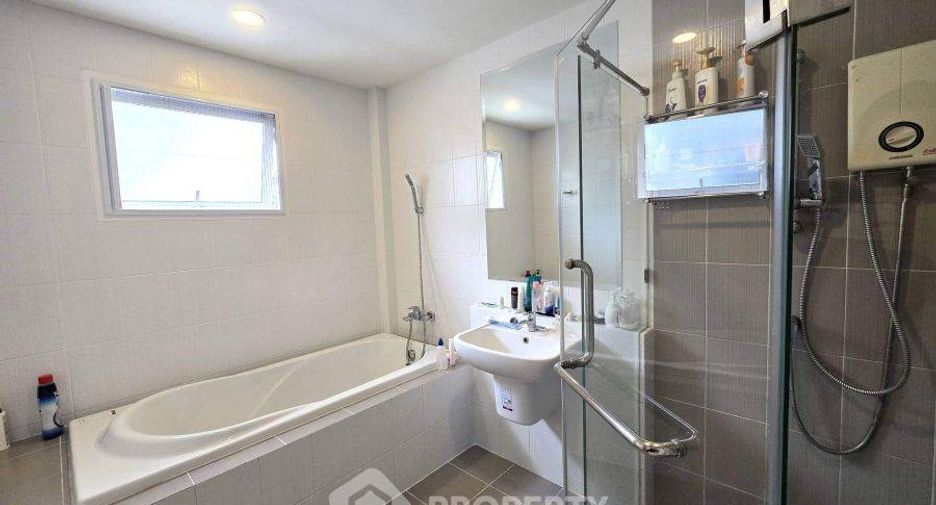 Haus zum Kauf mit 5 Zimmer in Sai Mai, Bangkok